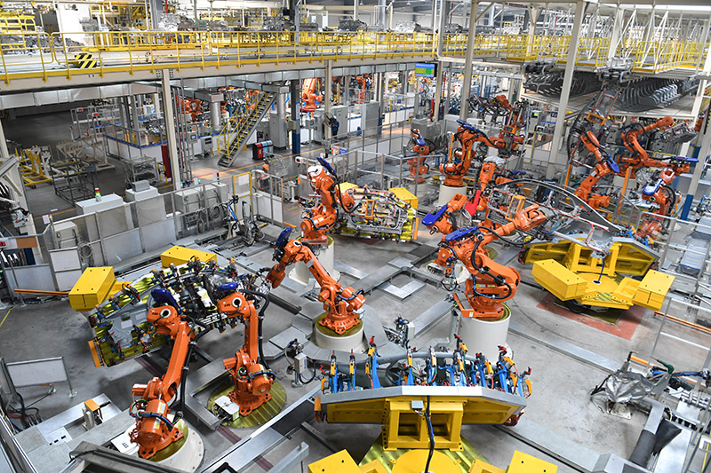 机器人在浙江临海的吉利汽车生产车间工作（2018年3月27日摄）.jpg