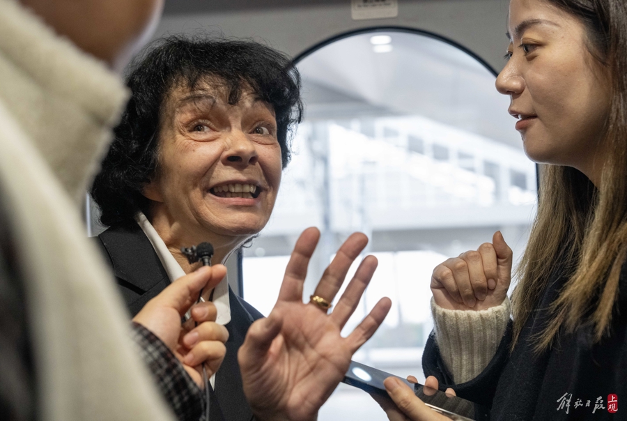 在苏州盛泽镇工作的德国高管冯女士体验首发列车。记者 孟雨涵 摄.jpg 在苏州盛泽镇工作的德国高管冯女士体验首发列车。记者 孟雨涵 摄.jpg