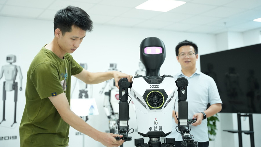 卓益得研发人员在调试人形机器人“小贝”。 胡华英 摄 .jpg 卓益得研发人员在调试人形机器人“小贝”。 胡华英 摄 .jpg